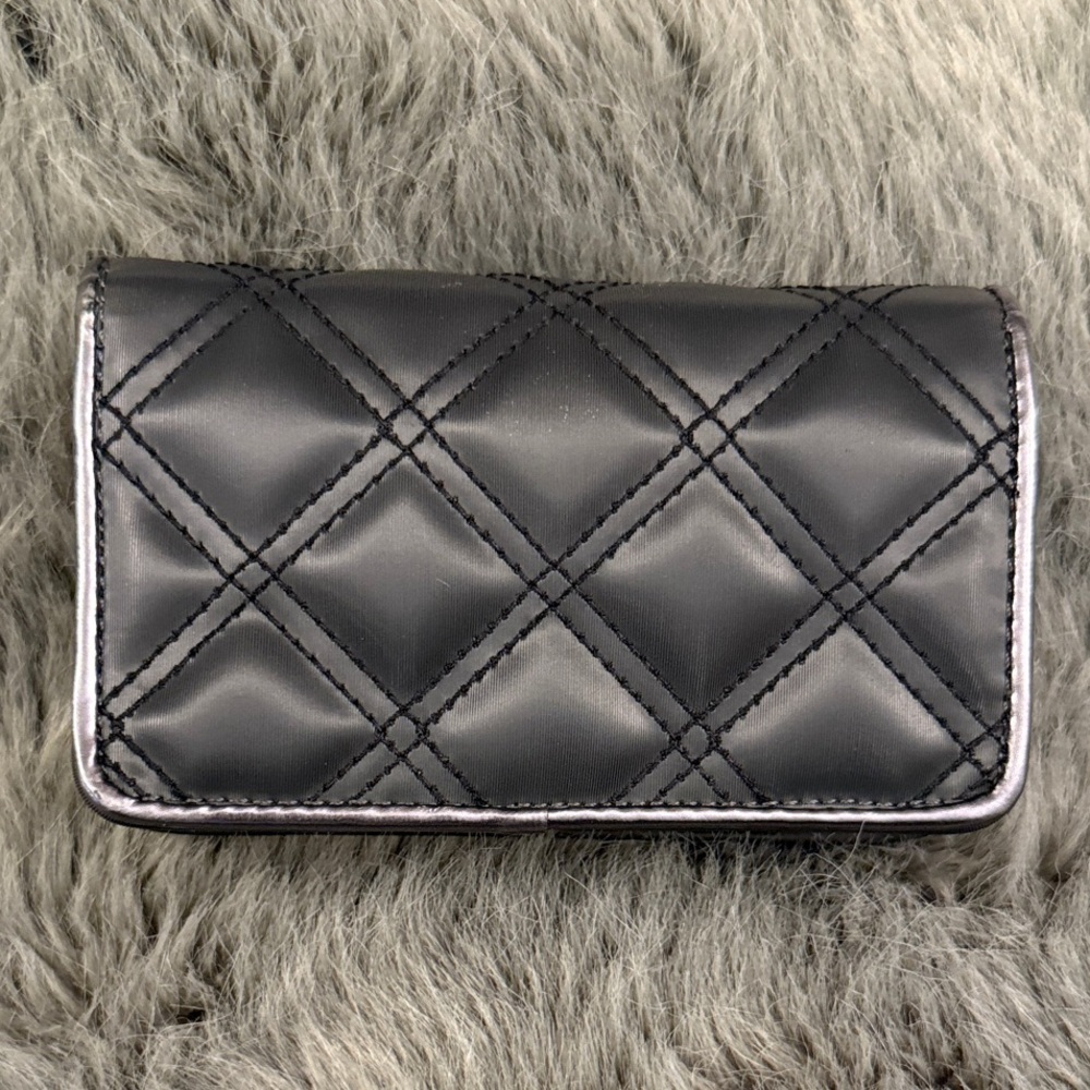 Jacobs by Marc Jacobs Elegant Black Quilted Chain Bag with Floral Accent - Picture 4 of 5